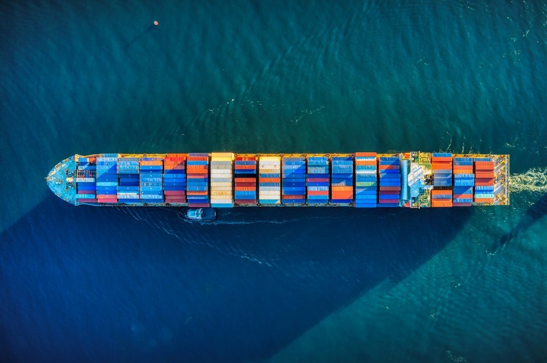 Tàu container tại cảng biển, minh họa năng lực tiếp nhận tàu lớn của cảng Cần Giờ